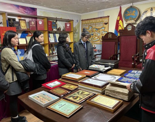 Сурагчид шүүхийн үйл ажиллагаатай танилцав.